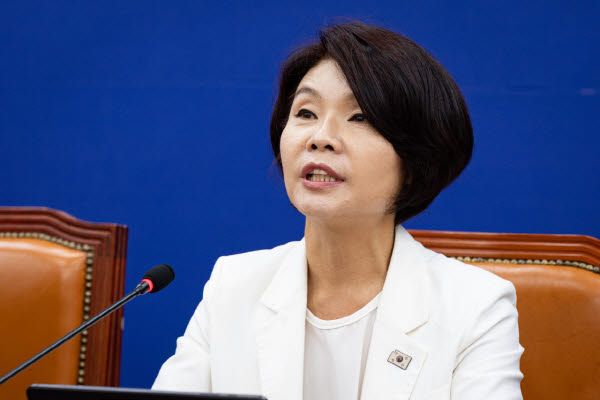 한정애 더불어민주당 정책위의장이 2일 서울 여의도 국회에서 열린 정책조정회의에서 모두 발언을 하고 있다. (사진=뉴스1)