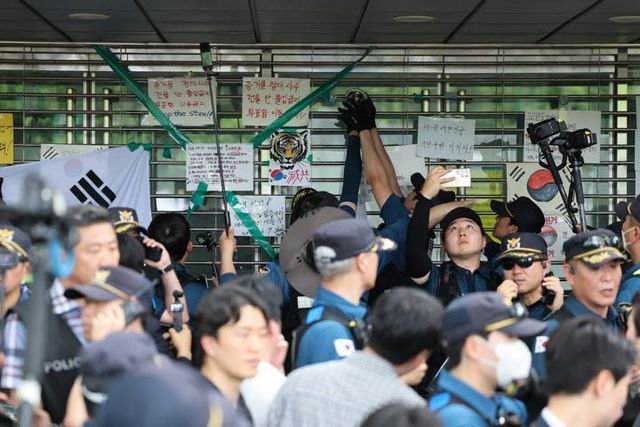 2일 오후 경찰이 국회 6·3 지방선거 투표용지 부족 사태 국정조사특별위원회의 진입을 위해 서울 올림픽공원 핸드볼경기장 2-2 게이트의 출입문을 열고 있다.(사진=연합뉴스)