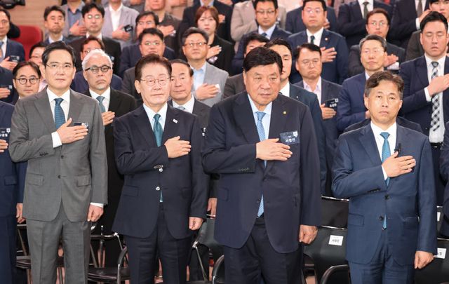 이재명 대통령이 2일 충남 아산시에서 열린 충청권 첨단산업 발전비전 국민보고회에서 국민의례를 하고 있다. 왼쪽부터 이재용 삼성전자 회장, 이재명 대통령, 서정진 셀트리온 회장, 곽노정 SK하이닉스 대표.(사진=연합뉴스)
