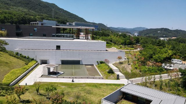 자연의 경사를 거스르지 않고 낮게 내려앉은 대구간송미술관의 전경