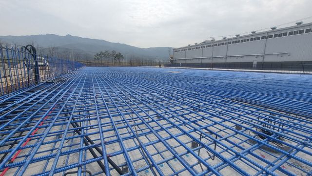인프라테크닉스가 양산한 ‘60GPa 고탄성 GFRP Rebar. (사진=한국석유공업)