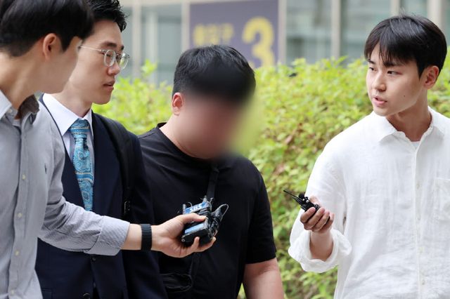 잠실 개표소 봉쇄 시위 초반 현장에서 근무 중이던 경찰관을 폭행한 혐의를 받는 20대 남성 A 씨가 2일 서울 송파구 동부지방법원에서 열린 구속 전 피의자 심문(영장실질심사)에 출석하고 있다. (사진=뉴시스)