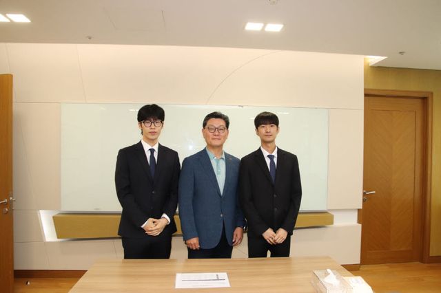 (왼쪽부터) 이규민씨(서강대 미디어&엔터테인먼트학과)와 윤재호씨(서강대 경영학과)가 7월 1일 서울 강남구 GS글로벌 본사에 첫 출근해 김성원 대표이사 및 소속팀과 인사를 나누고 있다.(사진=GS글로벌.)