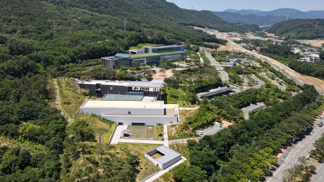 자연의 경사를 거스르지 않고 낮게 내려앉은 대구간송미술관을 하늘에서 본 풍경
