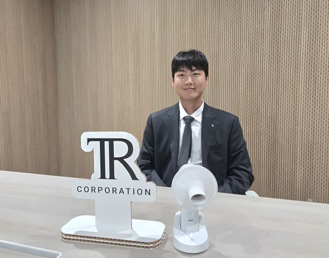 김병수 티알(TR) 대표와 티알의 디지털 기반 폐기능 검사기 '더 스피로킷'(The Spirokit). (이미지=홍주연 기자)