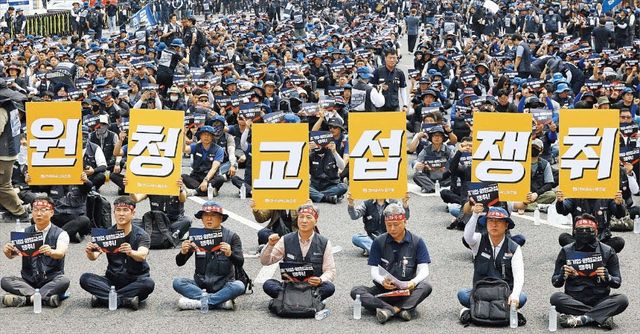 지난 10일 서울 광화문광장 인근에서 열린 전국금속노조 1만 간부 결의대회에서 참가자들이 ‘원청 교섭 쟁취’ 팻말을 들고 있다.(사진=연합뉴스 제공)