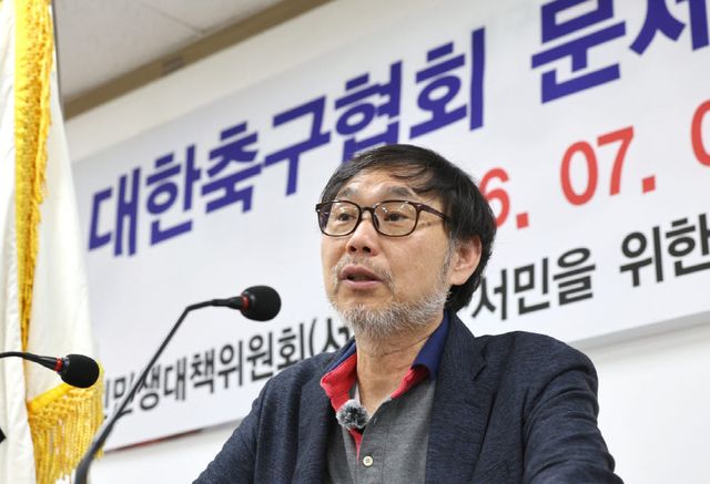 김순환 서민민생대책위원회 사무총장이 2일 오전 서울 여의도 서민민생대책위원회에서 '대한축구협회 문제 해결을 위한 기자회견'을 열고 발언하고 있다. (사진=뉴시스)