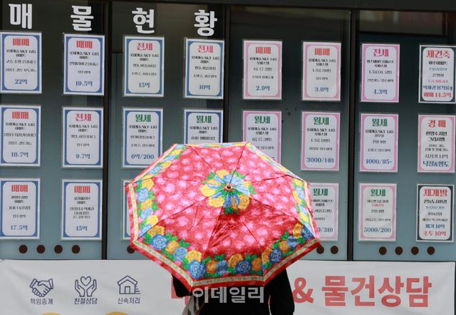 지난달 28일 서울의 한 공인중개사에 매물현황과 시세표가 붙어 있다.(사진=이데일리 방인권 기자)
