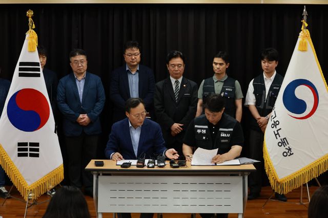 지난달 20일 경기도 수원시 장안구 경기고용노동청에서 열린 삼성전자 임금협상을 마친 후 여명구 삼성전자 반도체(DS) 부문 피플팀장과 최승호 삼성그룹 초기업노동조합 삼성전자지부 위원장이 잠정 합의안에 서명하고 있다.(사진=연합뉴스)