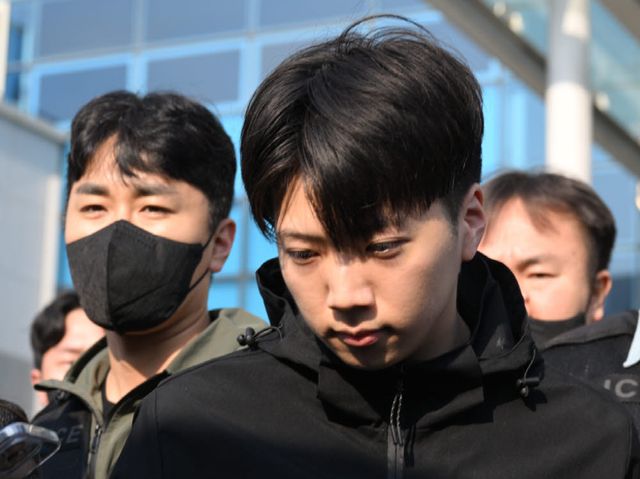 살인 혐의 등을 받는 장윤기(23)가 지난달 14일 오전 광주 서구 서부경찰서에서 검찰소 송치되고 있다. (사진=뉴시스)