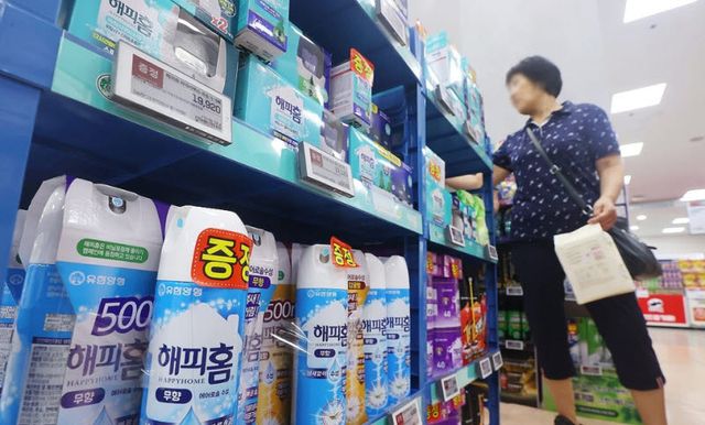 서울의 한 대형마트에서 방충용품을 살펴보는 시민. (사진=연합뉴스)