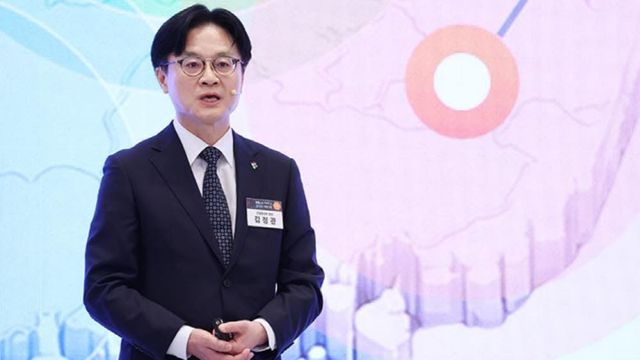 김정관 산업통상부 장관이 29일 청와대에서 이재명 대통령 주재로 열린 3대 메가프로젝트 국민보고회에서 정책을 발표하고 있다. 사진=청와대통신사진기자단