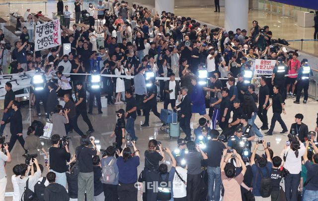 2026 북중미 월드컵을 마친 홍명보 전 대한민국 축구대표 감독이 30일 새벽 조현우, 박항서 단장 등과 함께 인천국제공항 2터미널을 통해 귀국하고 있다. 사진=방인권 기자