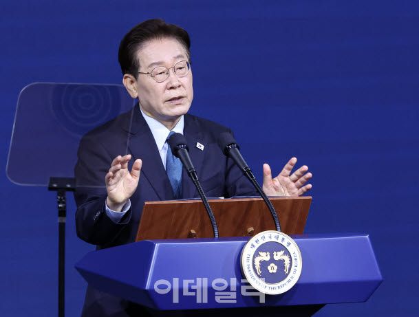 이재명 대통령이 2일 충남 아산에서 열린 충청권 첨단산업 발전비전 국민보고회에서 축사를 하고 있다. (사진=뉴스1)