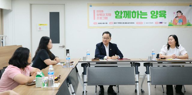 정구창 성평등가족부 차관이 가족관계교육 주간 첫 날인 20일 서울 종로구 가족센터를 방문해 직접 교육에 참가하며 현장 관계자들의 의견을 청취하고 있다.(사진=성평등부)