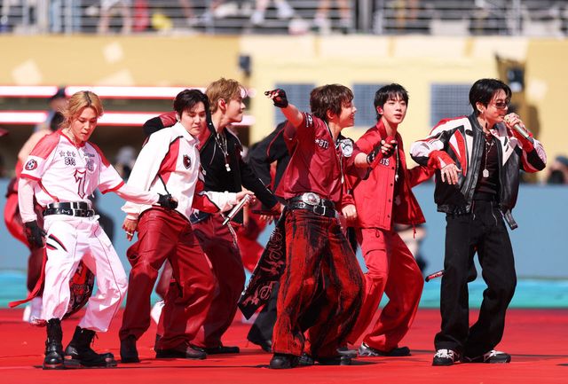 20일(한국시간) 미국 뉴욕 뉴저지 스타디움에서 열린 스페인과 아르헨티나의 2026 국제축구연맹(FIFA) 북중미 월드컵 결승전. BTS가 하프타임 공연을 하고 있다. 사진=AFPBB NEWS