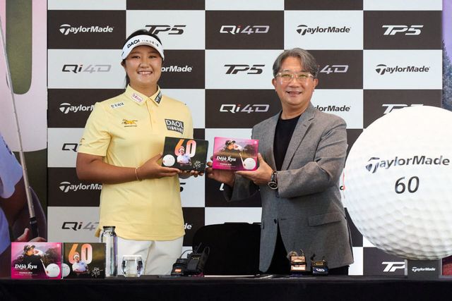 유해란(왼쪽)이 임헌영 테일러메이드 대표이사로부터 '60' 각인 TP5 볼을 전달받고 있다.(사진=테일러메이드 제공)