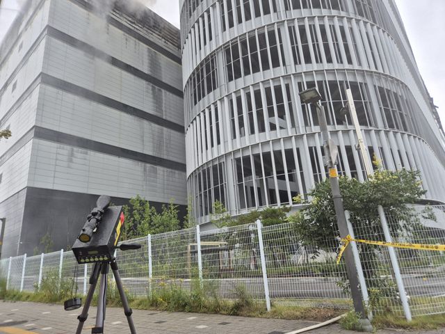 소방당국이 인천 서해구 석남동 쿠팡물류센터 램프구역 주변에 설치한 붕괴 경보기. (사진 = 인천소방본부 제공)