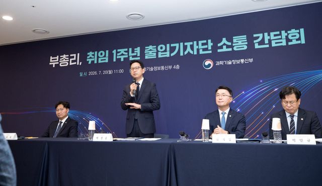 배경훈 부총리 겸 과학기술정보통신부 장관이 20일 오전 세종특별자치시 정부세종청사에서 열린 '과학기술정보통신부 기자간담회' 에서 취임 1주년 소회를 밝히고 있다. 왼쪽부터 구혁채 제1차관, 배경훈 부총리, 류제명 제2차관, 박인규 과학기술혁신본부장. (사진=과기정통부)