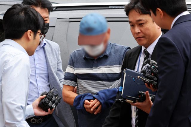 '여고생 살해범' 장윤기 사건 증거 인멸 혐의를 받는 광주 광산경찰서 수사팀장 A 경감이 지난 8일 전남광주통합특별시 동구 광주지방법원에서 열린 구속 전 피의자 심문(영장실질심사)에 출석하고 있다. (사진=연합뉴스)