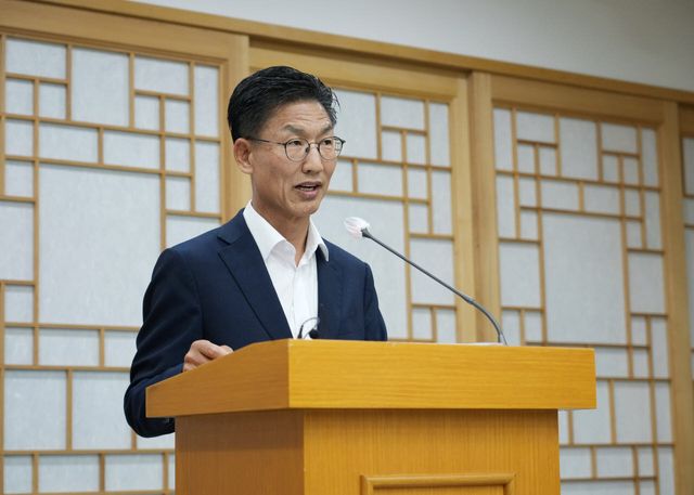 김병삼 영천시장이 20일 시청 브리핑룸에서 공무원 공금 유용 관련 기자회견을 열고 있다.(사진=영천시)