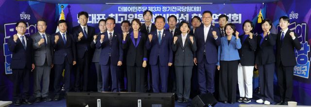 20일 서울 여의도 더불어민주당 중앙당사에서 열린 전당대회 예비경선 합동연설회에서 당권주자인 김민석 전 국무총리, 정청래 전 대표, 송영길, 고민정 의원, 김보미 전 강진군 의원 등 최고위원 후보자들이 기념촬영을 하고 있다. (사진=뉴시스)