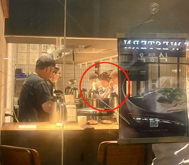19일(현지시간) BTS 멤버들이 FIFA월드컵 결승전 하프타임 쇼를 마친 후 맨해튼에 위치한 돼지곰탕 전문점에서 저녁식사를 하고 있다. (사진=독자제공)