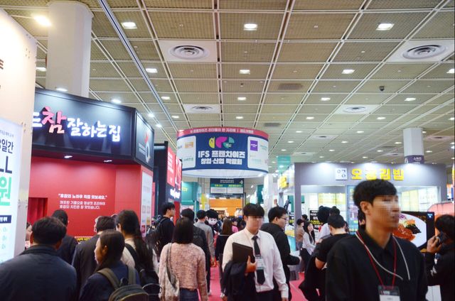 지난 4월 코엑스에서 열린 제60회 IFS 프랜차이즈 창업 산업 박람회에서 참관객들이 전시장을 둘러보고 있다. (사진=한국프랜차이즈산업협회).