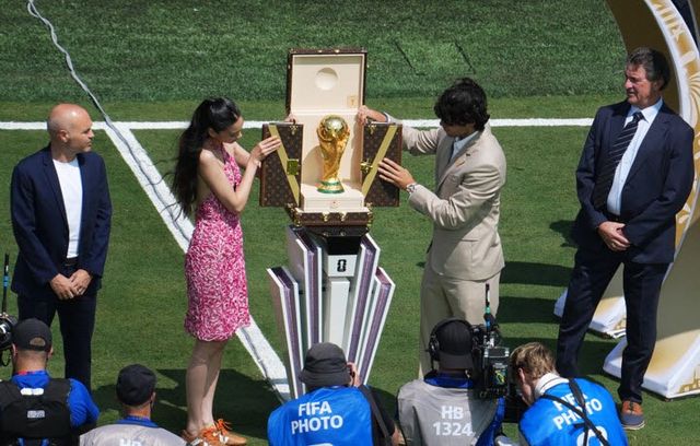 20일(한국시간) 미국 뉴욕 뉴저지 스타디움에서 열린 스페인과 아르헨티나의 2026 국제축구연맹(FIFA) 북중미 월드컵 결승전. 정호연이 카를로스 알카라스와 함께 루이뷔통 케이스를 열어 월드컵 트로피를 공개하고 있다. 사진=AFPBB NEWS