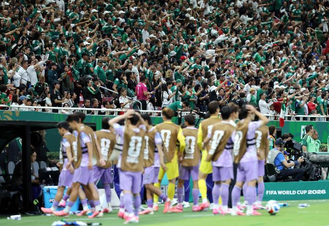 18일(현지 시간) 멕시코 과달라하라 스타디움에서 열린 2026 북중미 월드컵 조별리그 A조 대한민국과 멕시코의 경기 종료 후 한국 축구대표팀이 경기장을 빠져나가고 있다. 한국은 멕시코에 0-1로 패했다. (사진=뉴시스)