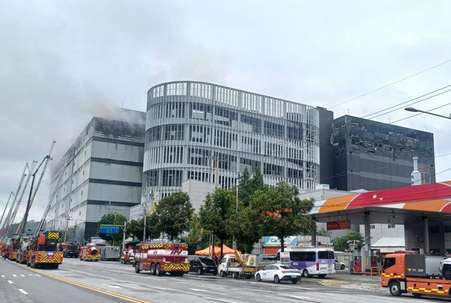 소방대원들이 화재 사흘째인 20일 인천 서해구 석남동 쿠팡물류센터 주변에서 고가 사다리차 등을 이용해 진화작업을 하고 있다. (사진 = 이종일 기자)