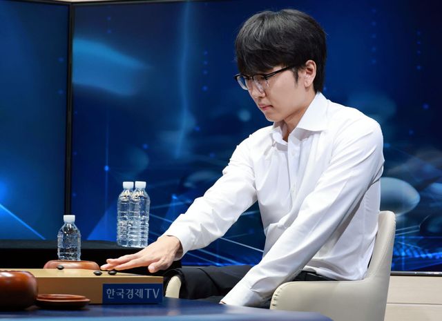 바둑 세계 랭킹 1위 신진서 9단이 현존하는 최고 수준의 바둑 AI 프로그램 카타고(KataGo)와 쎈수학·한경 기신전(棋神戰) 3번기를 치른다. 신진서가 21일 서울 중구 한국경제TV 스튜디오에서 열린 경기에서 착수하고 있다. 사진=연합뉴스