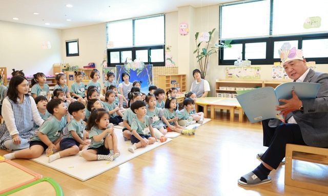 정영철 충북 영동군수가 2일 영동읍 세림어린이집에서 원아들에게 동화책을 읽어주고 있다.(사진=뉴시스)