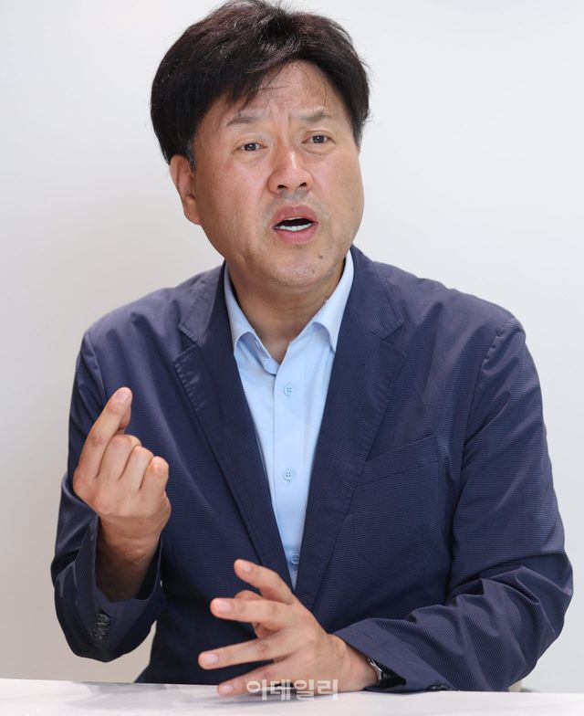 [이데일리 노진환 기자] 김용 더불어민주당 최고위원 후보가 16일 서울 영등포구 여의도동의 한 카페에서 이데일리와 인터뷰를 하고 있다.