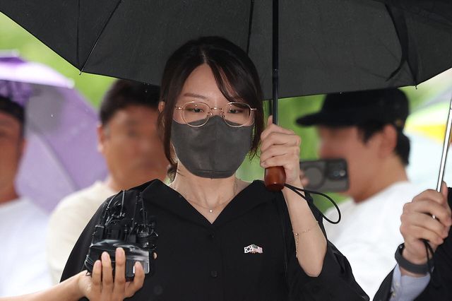 올림픽공원 핸드볼경기장 개표소 현장에서 체육단체 관계자들의 출입을 막아 업무방해 혐의로 구속영장이 청구된 30대 여성 A씨(일명 올다르크)가 21일 서울 송파구 서울동부지법에서 열린 구속 전 피의자 심문(영장실질심사)에 출석하고 있다.(사진=뉴시스)