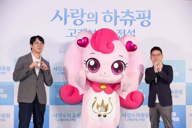 김수훈(왼쪽) SAMG엔터 대표이자 감독이 21일 서울 용산 CGV에서 '사랑의 하츄핑: 고래보석의 전설' 시사회에 참석해 기념촬영을 하고 있다.
