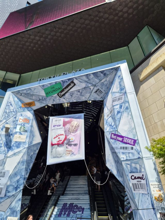 더현대 오모테산도가 위치한 도큐 플라자 오모카도. 입구에서부터 대대적인 홍보를 하고 있다. (사진=김정유 기자)