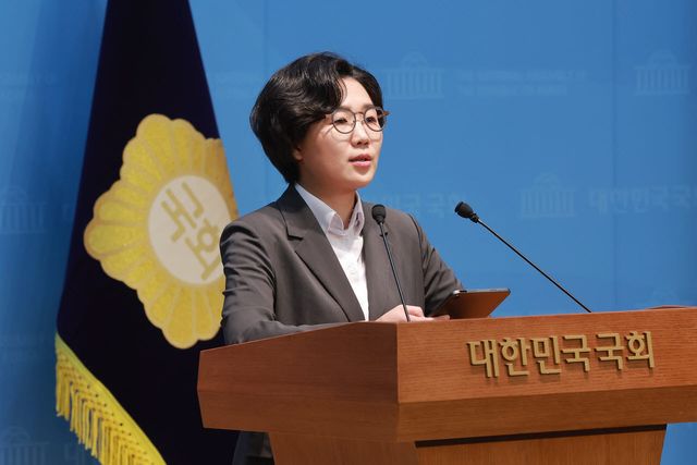 더불어민주당 당 대표에 도전하는 김보미 전 강진군의원이 지난 14일 국회 소통관에서 전당대회 준비 과정과 관련해 입장을 밝히기에 앞서 민주당 김준혁 의원 소개를 받고 있다. (사진=연합뉴스)