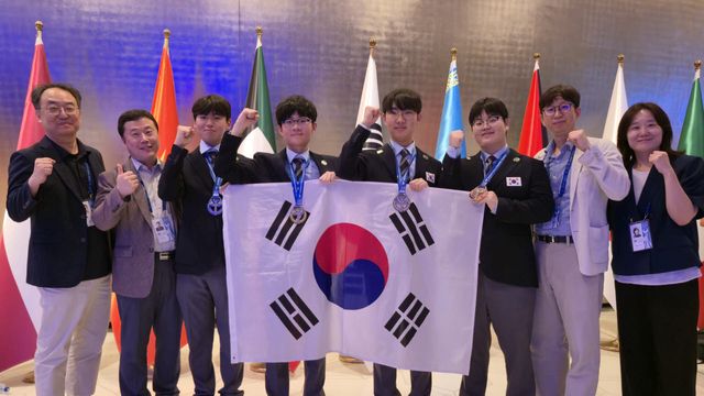 국제화학올림피아드 한국대표단의 단체사진.(왼쪽부터)정현 단장, 최수혁 부단장, 김도훈 학생, 김상연 학생, 임장호 학생, 이은성 학생, 권성중 지도교수, 박기영 지도교수.(사진=과학기술정보통신부)