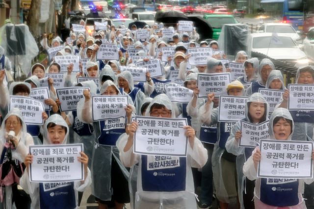 전국장애인부모연대 회원들이 21일 서울 서대문구 경찰청 앞에서 열린 발달장애인 대상 공권력 남용 규탄 및 재발 방지 대책 수립을 요구하는 결의대회에서 구호를 외치고 있다. (사진=연합뉴스)