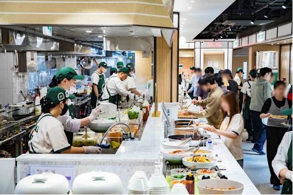 고객들로 붐비는 점심시간대 테이크 매장 전경. (사진=아워홈)