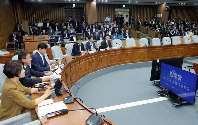 한병도(왼쪽 두번째) 더불어민주당 대표 직무대행 겸 원내대표가 21일 서울 여의도 국회에서 열린 정책의원총회에서 발언하고 있다.(사진=뉴시스)