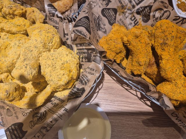 왼쪽부터 뿌링클 치킨과 커링클 치킨 (사진=오희나 기자)