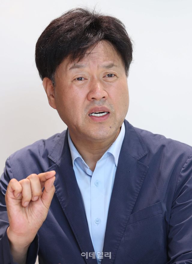 [이데일리 노진환 기자] 김용 더불어민주당 최고위원 후보가 16일 서울 영등포구 여의도동의 한 카페에서 이데일리와 인터뷰를 하고 있다.