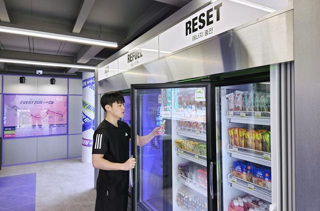 한 소비자가 CU 러닝스테이션에서 상품을 고르고 있다. (사진=BGF리테일)