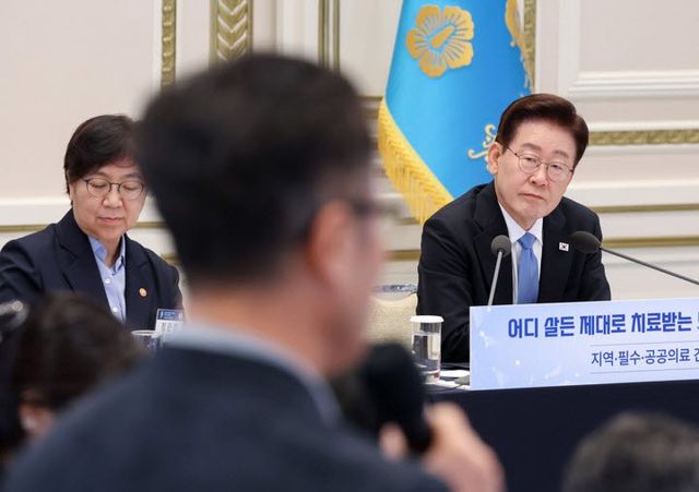 이재명 대통령이 22일 청와대 영빈관에서 열린 지역·필수·공공의료 간담회에서 발언을 듣고 있다.(사진=연합뉴스)