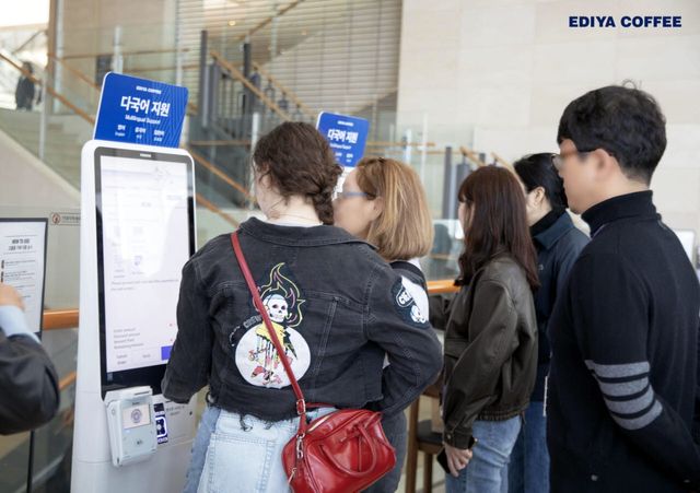 이디야커피가 운영 중인 국립중앙박물관 매장 내 외국인 관람객들이 주문하고 있는 모습. (사진=이디야커피 제공).