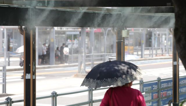 초복을 하루 앞둔 14일 제주시청 인근 버스정류장에 폭염피해에 대비한 쿨링포그(Cooling Fog) 시스템이 작동되고 있다. (사진= 뉴시스)