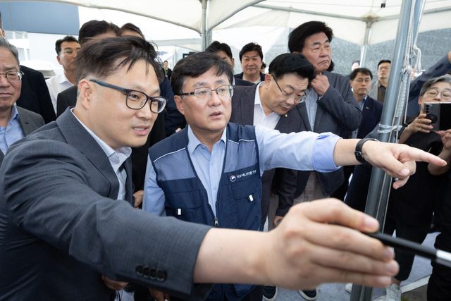 김성환 기후에너지환경부 장관이 22일 용인 반도체 산업단지 조성 현장에서 관계자로부터 설명을 듣고 있다. (사진=기후부)