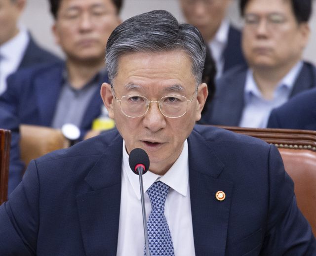 정성호 법무부 장관이 22일 국회에서 현안 질의를 위해 열린 법제사법위원회 전체 회의에 출석해 의원 질의에 답하고 있다. (사진=연합뉴스)